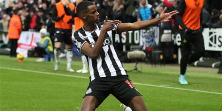 
Alexander Isak arrives for Newcastle medical ahead of club record move 