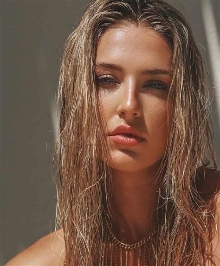 
Amanda Stoker Height, Weight, Net Worth, Age, Wiki, Who, Instagram, Biography 