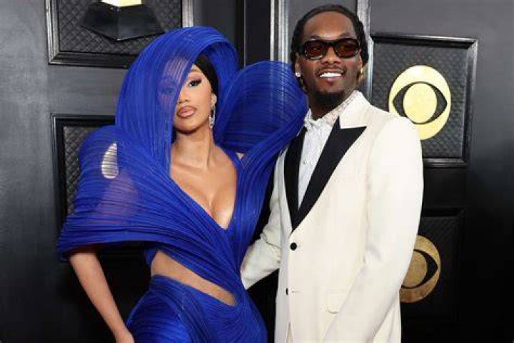 
Cardi B Says Living “LEGEND” Usher Deserves His Flowers 
