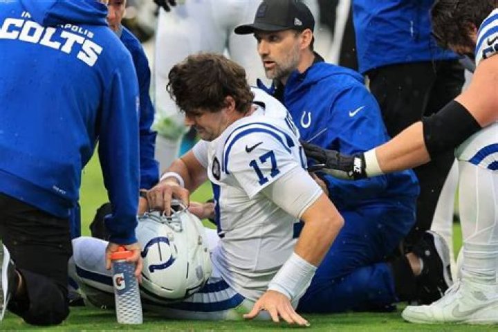 
Daniel Jones injury update: New York Giants QB suffers neck injury vs Miami Dolphins 