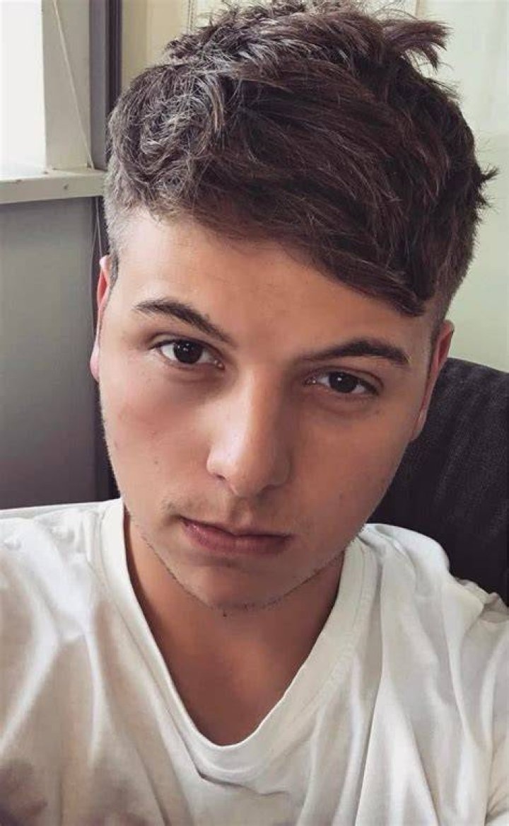 
Elliot Giles Height, Weight, Net Worth, Age, Birthday, Wikipedia, Who, Nationality, Biography 