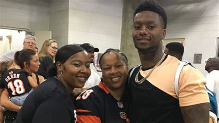 
Joe Mixon family: All about parents John and Alise Smith, sisters Tracie Chavon, Shanice and Shalonda Lala, brother John, stepfather Ruddie Smith 