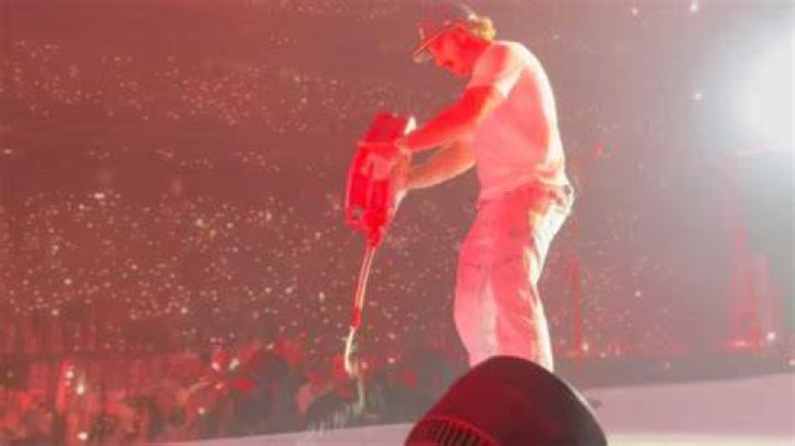Morgan Wallen Caught Pouring Drink Down a Woman’s Top in a Bar, Watch Video